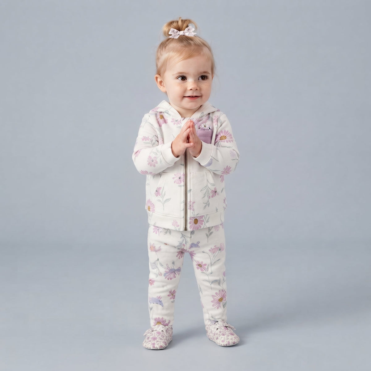 Niña pequeña vistiendo conjunto EmpiBy de tres piezas con estampado floral, chaqueta con capucha y pantalón a juego
