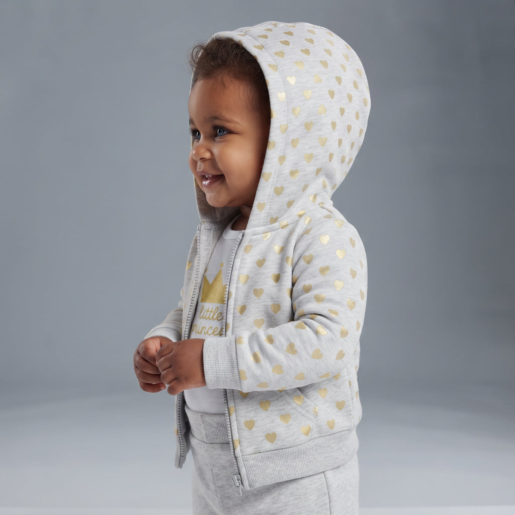 Bebé niña vistiendo conjunto EmpiBy de tres piezas gris con corazones dorados y chaqueta con capucha