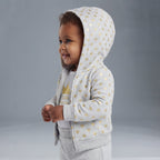 Bebé niña vistiendo conjunto EmpiBy de tres piezas gris con corazones dorados y chaqueta con capucha
