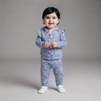 Bebé niña sonriente vistiendo conjunto EmpiBy de 3 piezas azul con estampado de mariposas y volantes en hombros