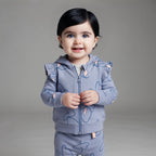 Bebé niña sonriente vistiendo conjunto EmpiBy de tres piezas azul con estampado de mariposas y chaqueta con volantes
