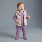 Bebé niña vistiendo conjunto EmpiBy de 3 piezas: chaqueta floral, body y pantalón acanalado morado.