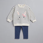 Conjunto EmpiBy de dos piezas para bebé niña con sudadera a rayas, orejas de conejo 3D y legging azul tipo mezclilla.
