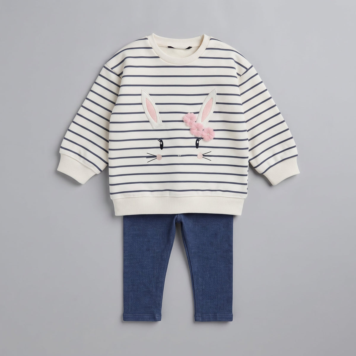Conjunto EmpiBy de dos piezas para bebé niña con sudadera a rayas, orejas de conejo 3D y legging azul tipo mezclilla.