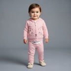 Bebé niña vistiendo conjunto EmpiBy de 3 piezas rosa con chaqueta de osito, body estampado y pantalón jogger
