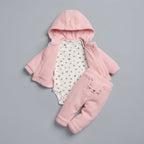 Conjunto EmpiBy de 3 piezas para bebé niña: chaqueta rosa con capucha, body blanco estampado y pantalón rosa con gato.