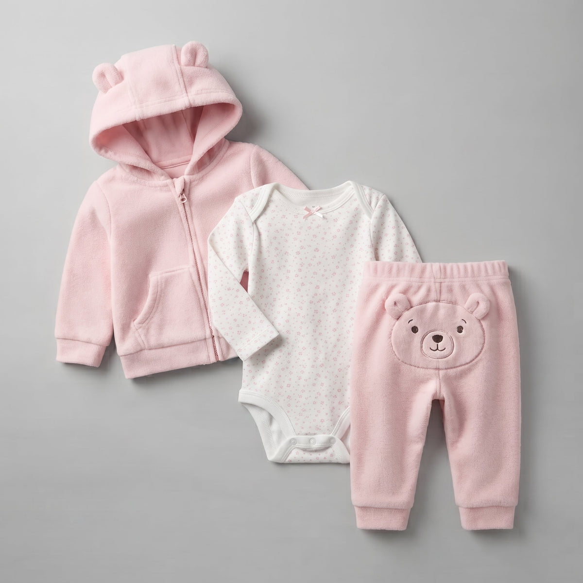 Conjunto EmpiBy de 3 piezas para bebé niña: chaqueta rosa con capucha de osito, body floral y pantalón con bordado.