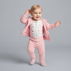 Conjunto EmpiBy de 3 piezas para bebé niña en rosa, incluye chaqueta con capucha, body estampado y pantalón cómodo.