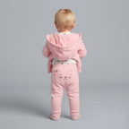 Bebé de espaldas vistiendo conjunto EmpiBy rosa de tres piezas con chaqueta con capucha y pantalón con diseño de gato