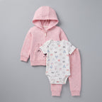 Conjunto EmpiBy de 3 piezas para bebé niña: chaqueta rosa con capucha de osito, body estampado y pantalón jogger.