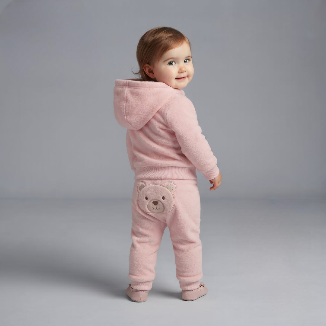 Bebé niña vistiendo conjunto EmpiBy de tres piezas rosa con chaqueta de capucha con orejitas y pantalón con osito