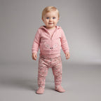 Bebé con conjunto EmpiBy de tres piezas: chaqueta rosa con capucha de zorro, body a rayas y legging estampado floral.
