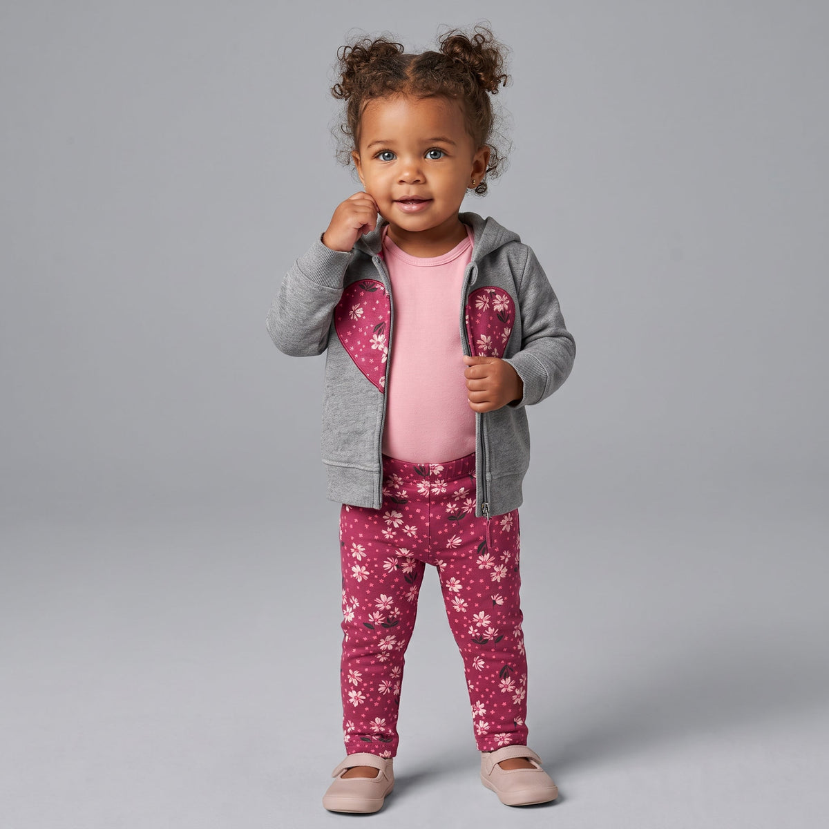 Conjunto EmpiBy de 3 piezas para bebé niña: chaqueta gris con corazón, body rosa y leggings florales frambuesa.