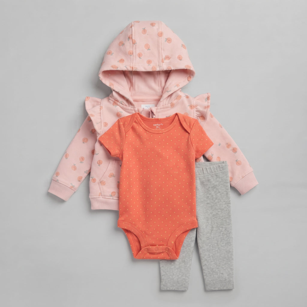 Conjunto EmpiBy de 3 piezas para bebé niña con chaqueta rosa de melocotones, body salmón y pantalón gris elástico.