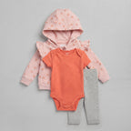 Conjunto EmpiBy de 3 piezas para bebé niña con chaqueta rosa de melocotones, body salmón y pantalón gris elástico.