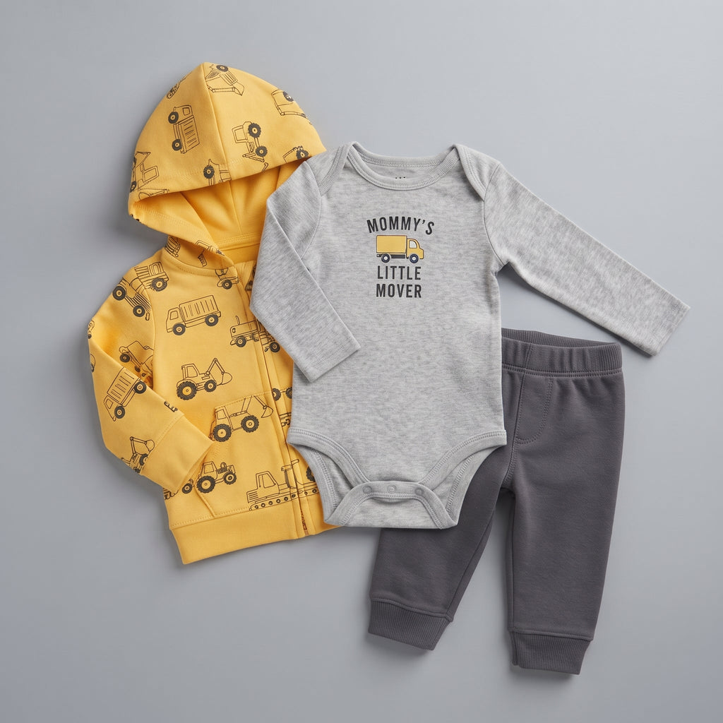 Conjunto EmpiBy de 3 piezas para bebé niño: chaqueta amarilla con estampado de camiones, body gris y pantalón oscuro.