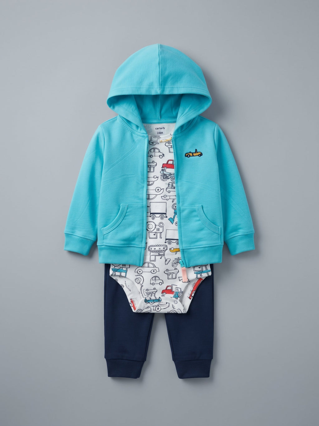 Conjunto EmpiBy de 3 piezas para bebé niño con chaqueta azul turquesa, body de carritos y pantalón azul marino.