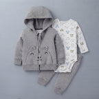 Conjunto EmpiBy de 3 piezas para bebé: chaqueta gris con capucha de osito, body estampado y pantalón a juego.