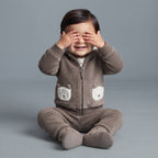 Bebé con conjunto EmpiBy de tres piezas marrón topo, chaqueta polar con bolsillos de osito y pantalón a juego