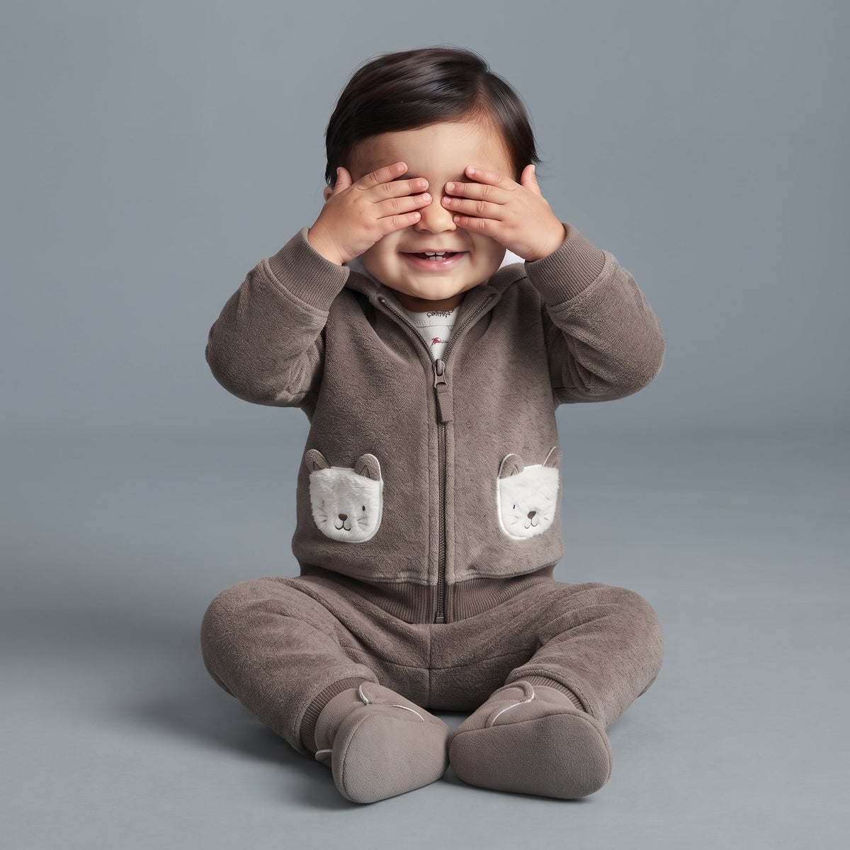 Bebé con conjunto EmpiBy de tres piezas marrón topo, chaqueta polar con bolsillos de osito y pantalón a juego
