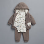 Conjunto EmpiBy de 3 piezas para bebé: chaqueta polar marrón con capucha, body estampado y pantalón a juego.