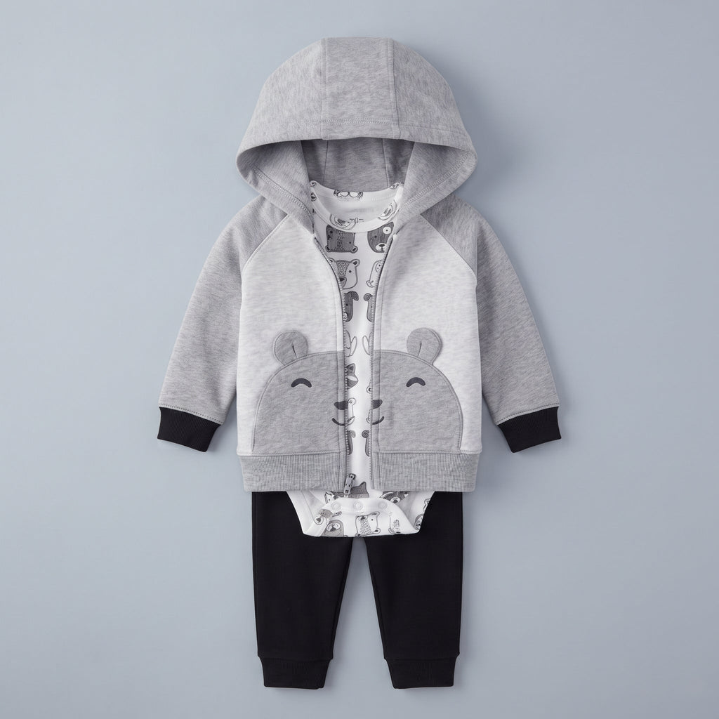 Conjunto EmpiBy de 3 piezas para bebé: chaqueta gris con capucha de osito, body blanco estampado y pantalón negro.