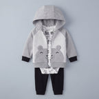 Conjunto EmpiBy de 3 piezas para bebé: chaqueta gris con capucha de osito, body blanco estampado y pantalón negro.