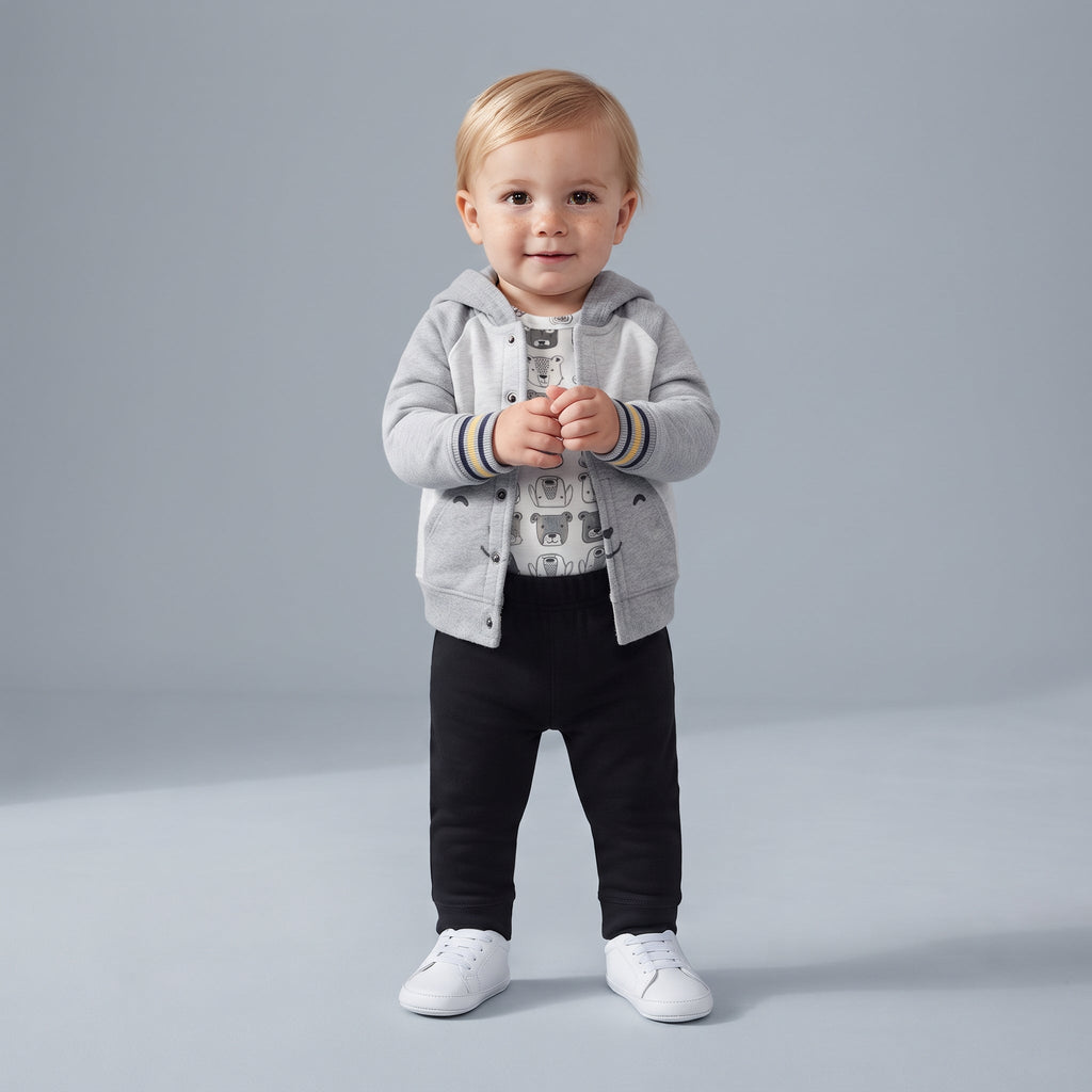 Conjunto EmpiBy de 3 piezas para bebé: chaqueta gris con capucha de osito, body estampado y pantalón negro.