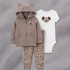 Conjunto EmpiBy de 3 piezas para bebé: chaqueta marrón con orejitas, body blanco con osito y pantalón estampado.