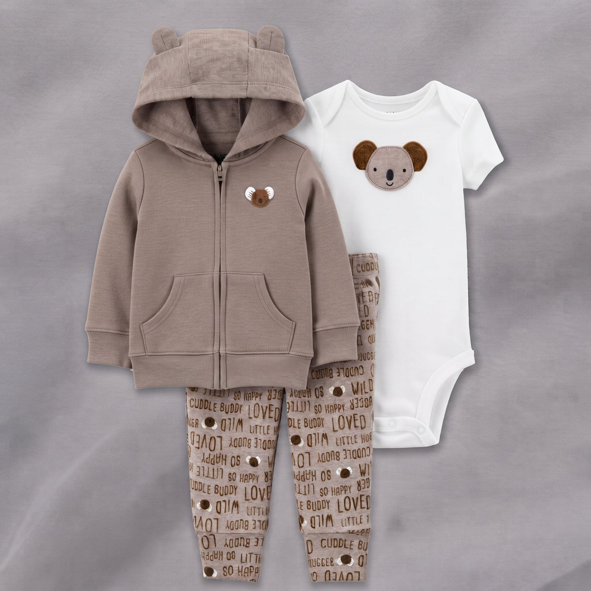 Conjunto EmpiBy de 3 piezas para bebé: chaqueta marrón con orejitas, body blanco con osito y pantalón estampado.