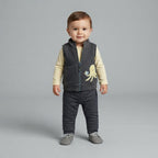 Bebé niño vistiendo conjunto EmpiBy de 3 piezas: chaleco gris acolchado con pulpo, body amarillo a rayas y pantalón