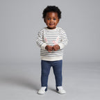 Bebé con conjunto EmpiBy de sudadera a rayas con orejas de conejo y legging denim azul, estilo casual y cómodo.