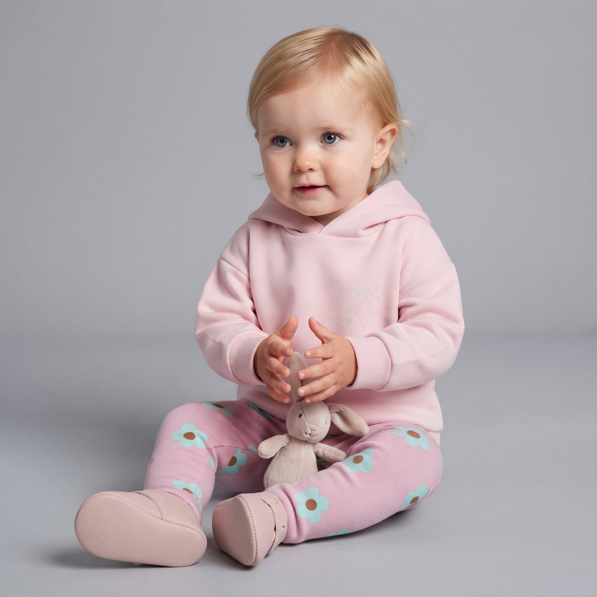 Bebé con conjunto EmpiBy rosa de sudadera con capucha y leggings con estampado floral y conejito de peluche