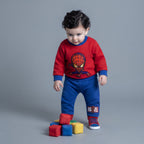 Bebé con conjunto de dos piezas EmpiBy de Spider-Man, sudadera roja y pantalón jogger azul con bloques de colores.