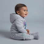Bebé sonriente con conjunto EmpiBy de sudadera y jogger gris jaspeado con estampado de Stitch y capucha.