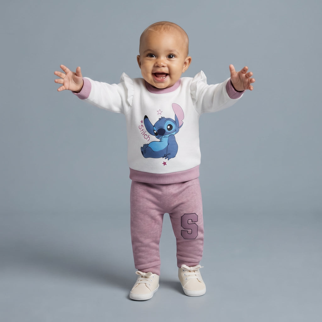 Bebé feliz vistiendo conjunto EmpiBy de dos piezas con sudadera blanca de Stitch y pantalón jogger malva