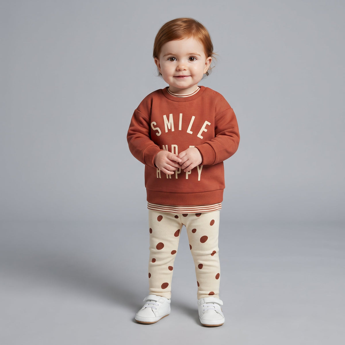 Conjunto EmpiBy de dos piezas para niña con sudadera terracota y legging marfil de lunares, estilo casual y cómodo.