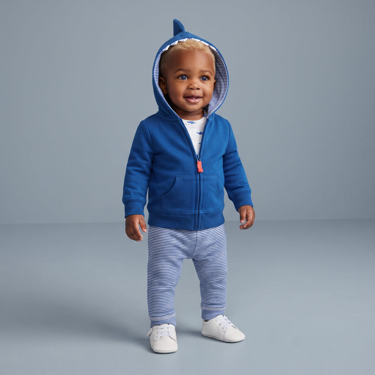Bebé con conjunto EmpiBy de 3 piezas: sudadera azul con capucha de tiburón, body estampado y pantalón a rayas