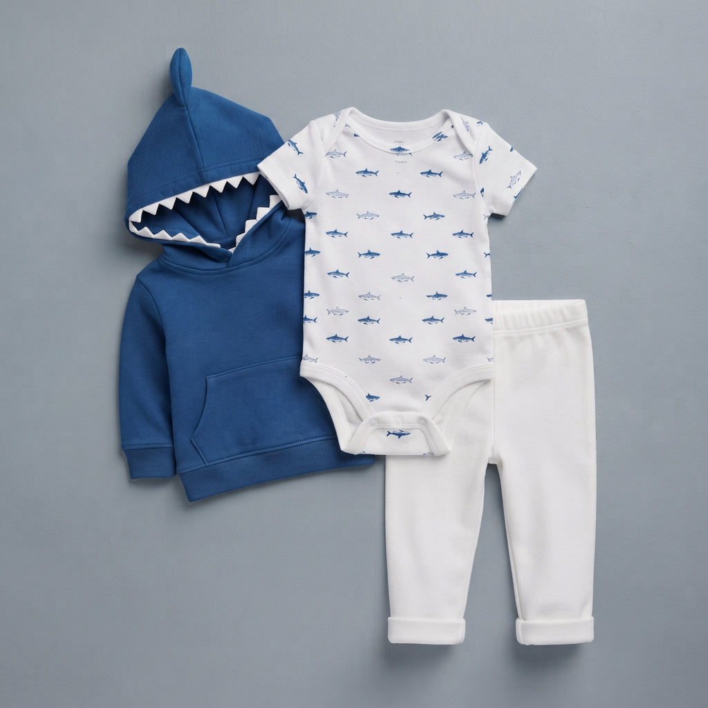 Conjunto EmpiBy de 3 piezas para bebé: sudadera azul con capucha de tiburón, body blanco estampado y pantalón suave.