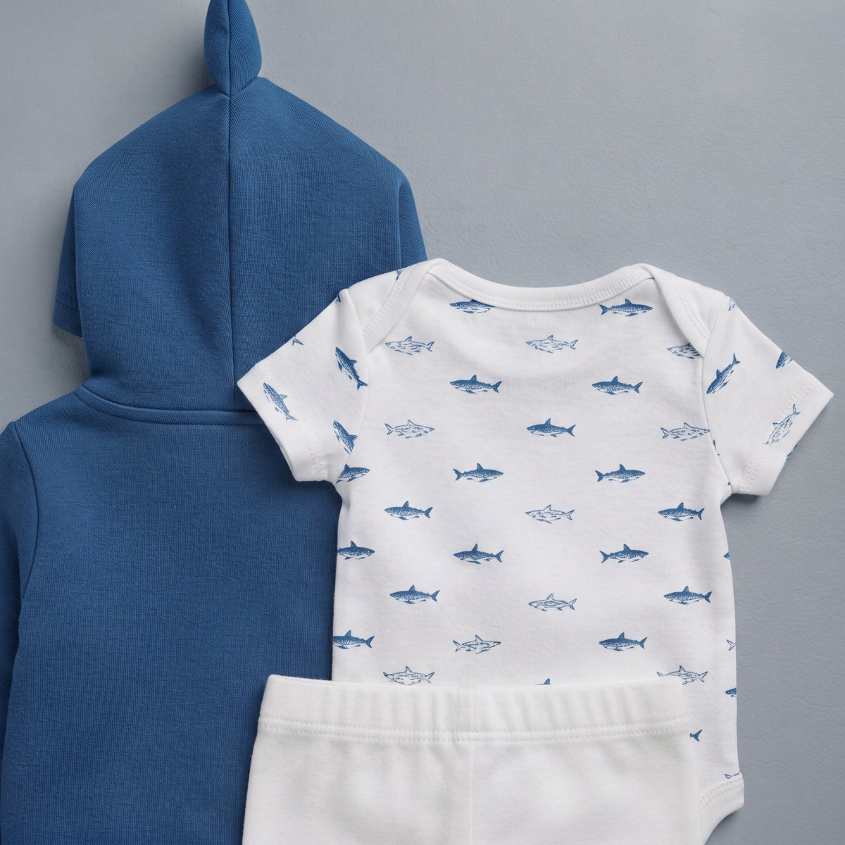 Conjunto EmpiBy de 3 piezas para bebé con sudadera azul de tiburón, body blanco estampado y pantalón a juego