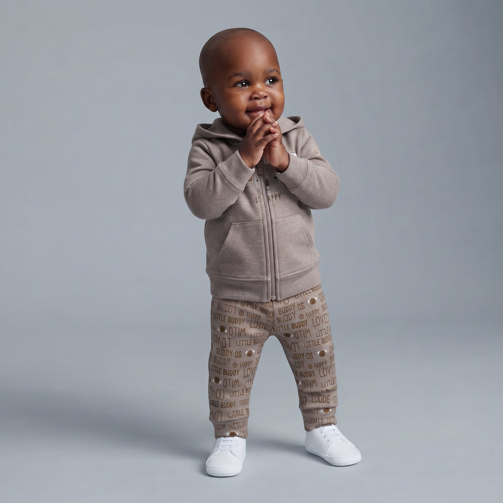 Bebé con conjunto EmpiBy de tres piezas: chaqueta con capucha y orejitas, body blanco y pantalón estampado de ositos.