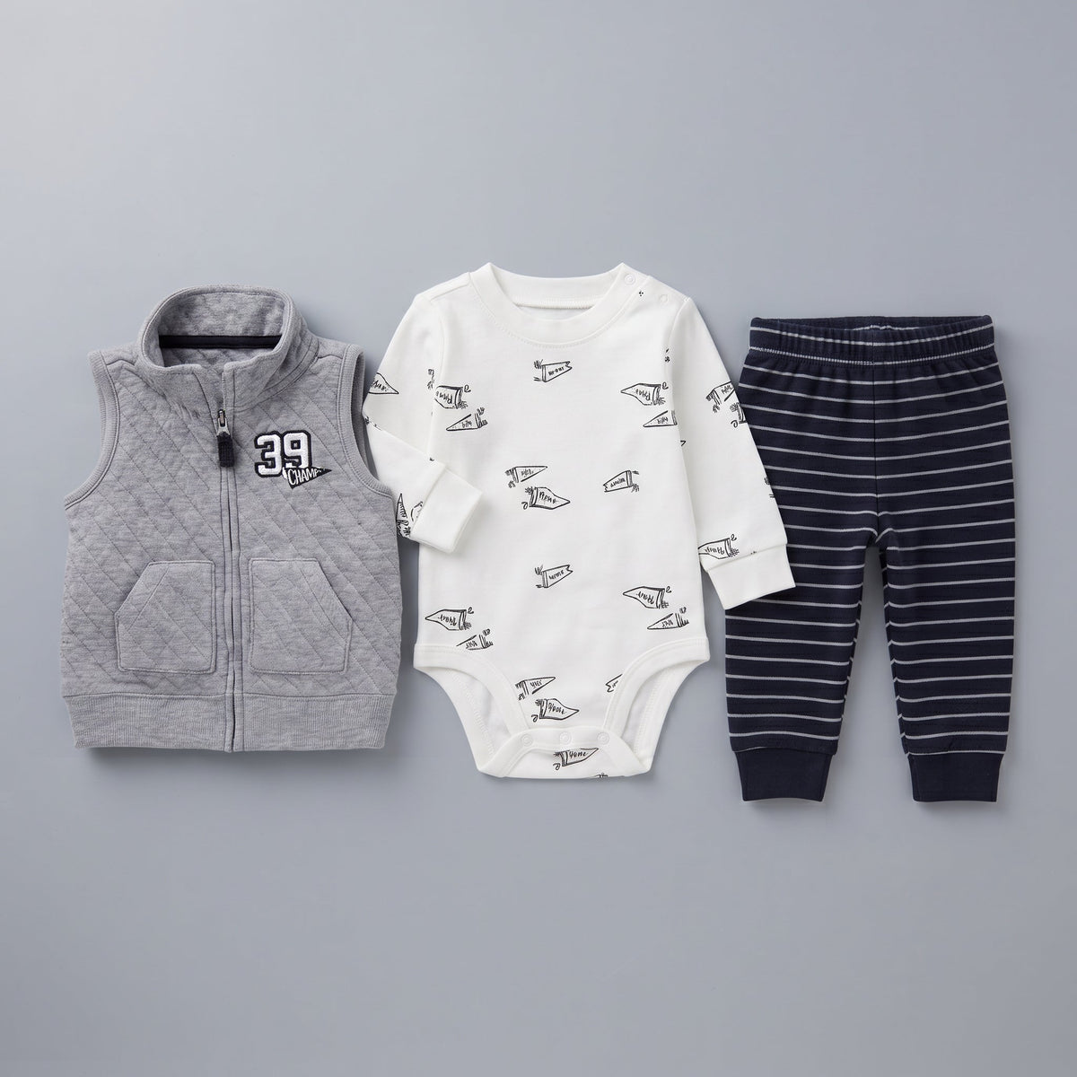 Conjunto EmpiBy de 3 piezas para bebé: chaleco gris acolchado, body blanco estampado y pantalón azul a rayas.
