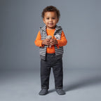 Bebé niño con conjunto EmpiBy de 3 piezas: chaleco a rayas, body naranja y pantalón gris oscuro con osito de peluche