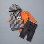 Conjunto EmpiBy de 3 piezas para bebé: chaleco a rayas con capucha, body naranja y pantalón jean gris oscuro.