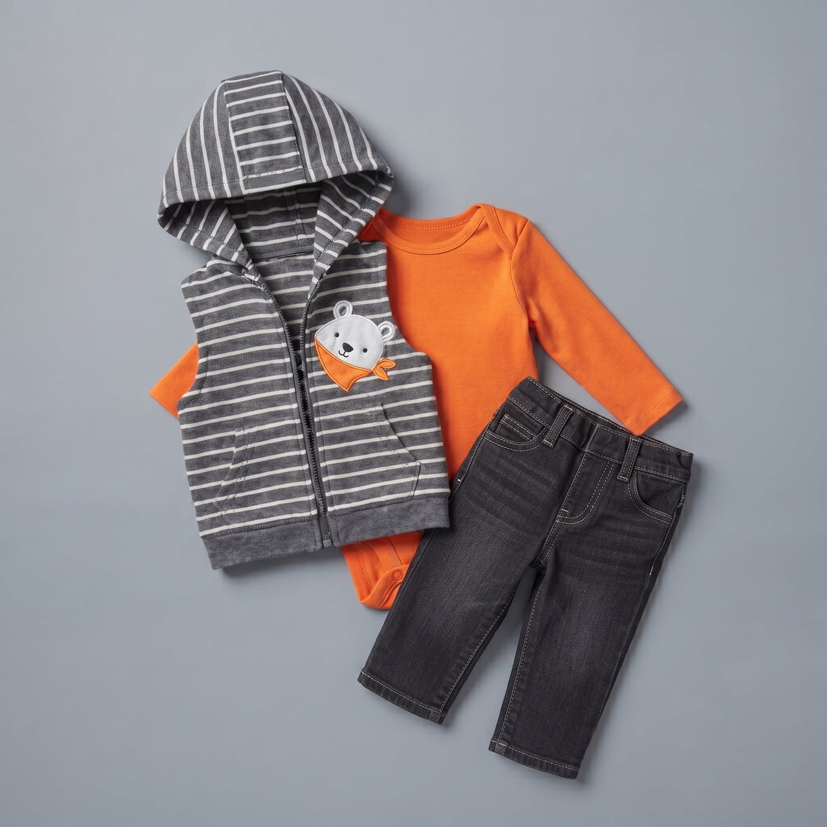 Conjunto EmpiBy de 3 piezas para bebé: chaleco a rayas con capucha, body naranja y pantalón jean gris oscuro.