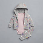 Conjunto EmpiBy de 3 piezas para bebé niña con chaqueta gris de unicornios, body rosa y pantalón a juego.