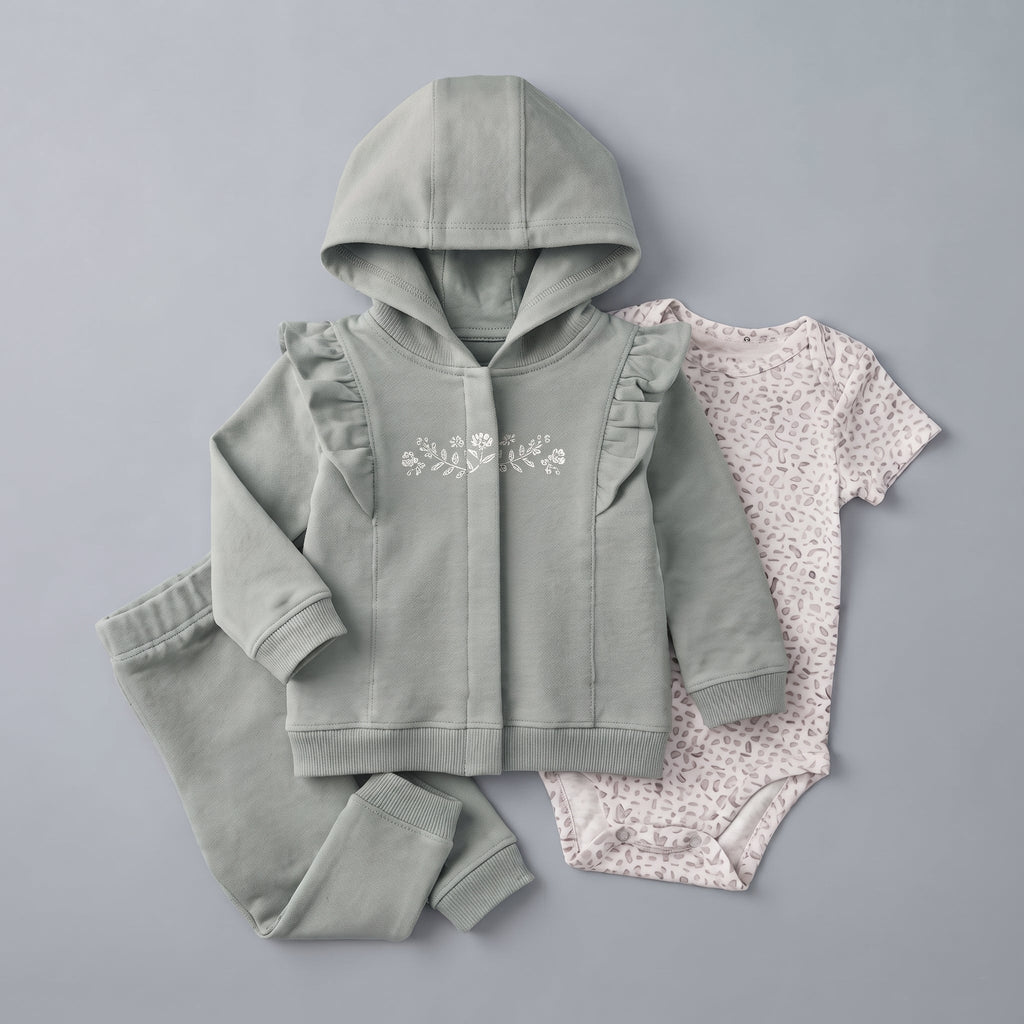 Conjunto EmpiBy de 3 piezas para bebé niña en verde salvia con sudadera con capucha, body floral y pantalón cómodo.