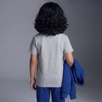 Niño de espaldas vistiendo conjunto EmpiBy de Capitán América con camiseta gris, pantalón jogger y sudadera azul