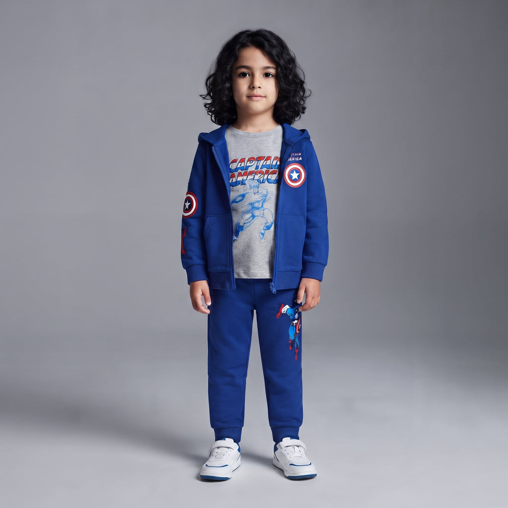 Niño vistiendo conjunto EmpiBy de 3 piezas de Capitán América con sudadera azul, camiseta gris y pantalón jogger