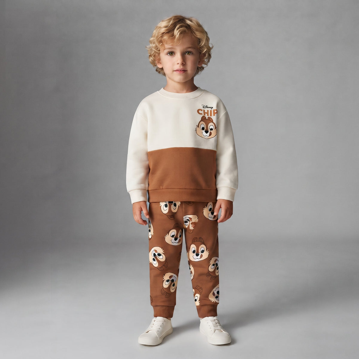 Conjunto EmpiBy de sudadera y jogger Disney con estampado de Chip y Dale en tonos crema y marrón para niño